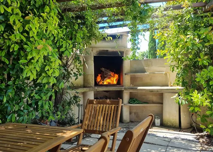 Arboree Avec Grande Piscine Campagnan